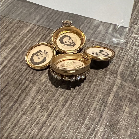 Gold Tone Portrait Locket - Picture 4 of 4